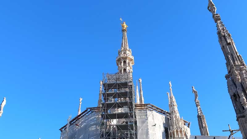 Byggnadsställningar för restaurering av Milanos katedral (Milano, Italien)