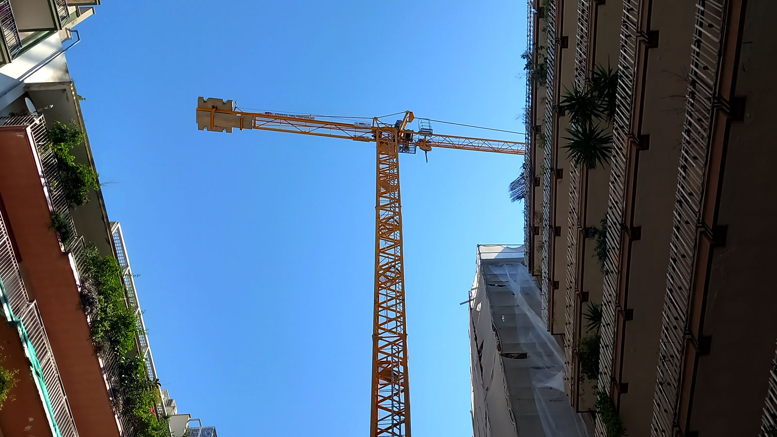 Cranes and scaffolding used on construction sites in Italy during the Building Bonus