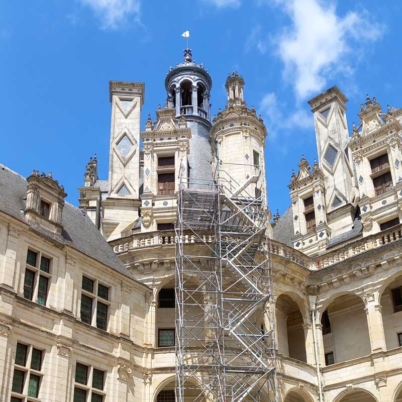 Замъкът Шамбор (Шамбор, Франция): скеле, използвано за монументалната реставрация на замъка.