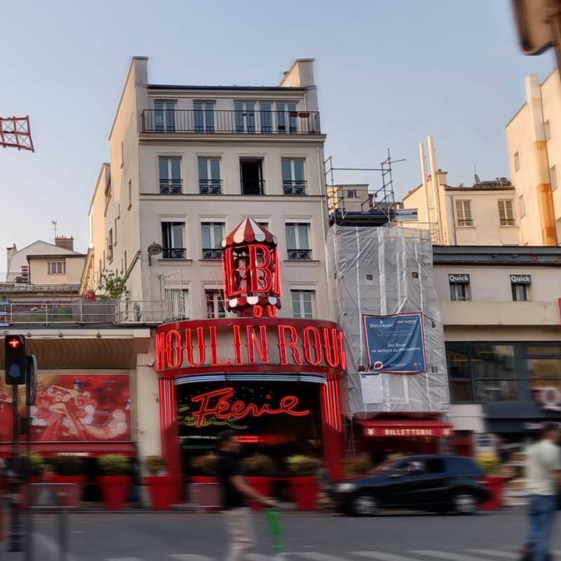 Lešení pro obnovu historického divadla Moulin Rouge (Paříž, Francie)