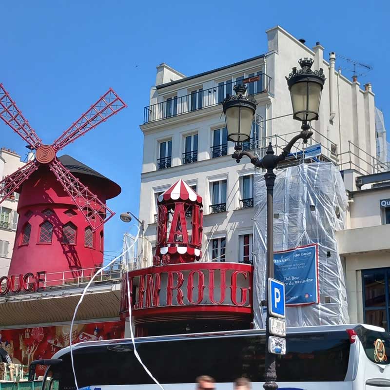 Lešení pro obnovu historického divadla Moulin Rouge (Paříž, Francie)