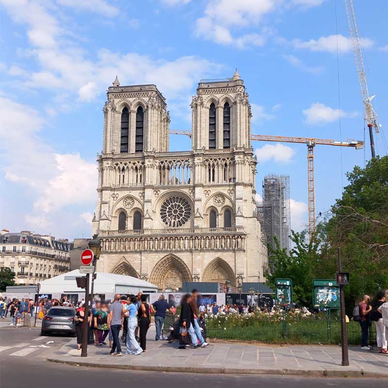 Lešení pro restaurování katedrály Notre-Dame v Paříži (Paříž, Francie)