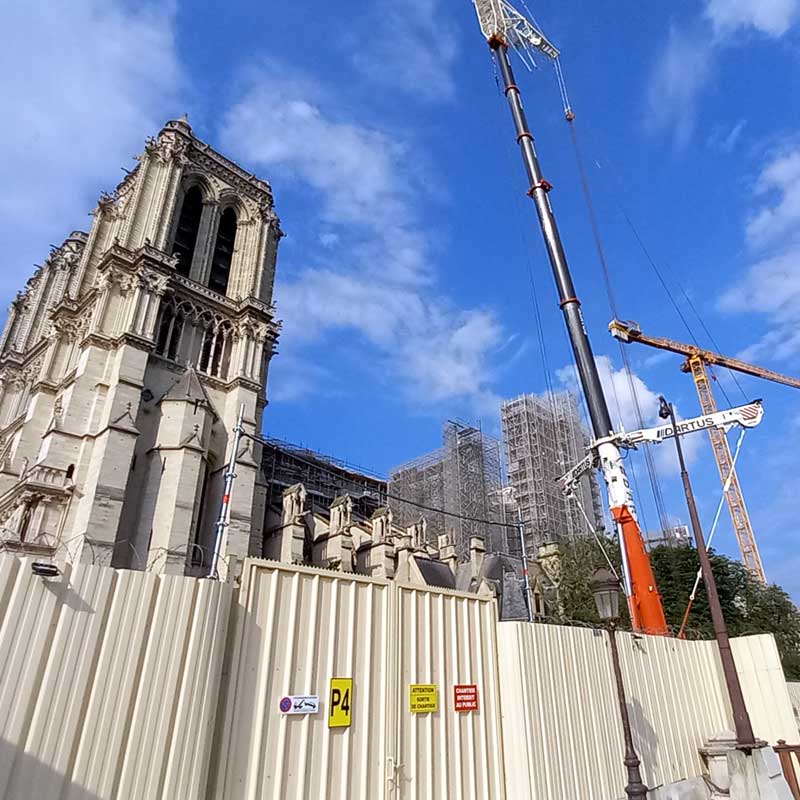 Lešení pro restaurování katedrály Notre-Dame v Paříži (Paříž, Francie)