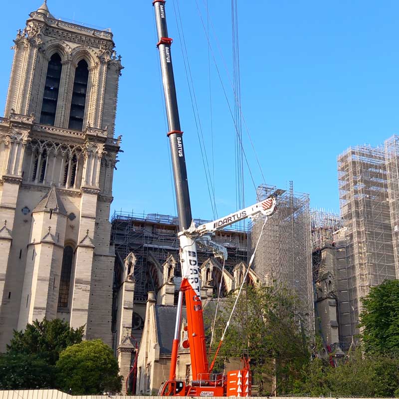 Скеле за реставрацията на катедралата Нотр Дам в Париж (Париж, Франция)