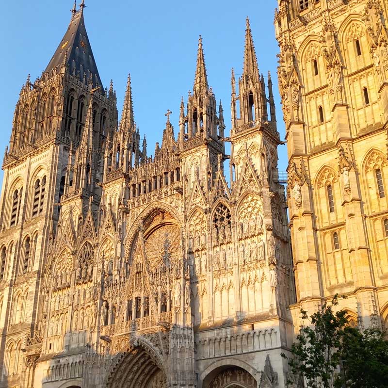 Rouen (Francie): čelní pohled na katedrálu Notre-Dame, která se v současnosti opravuje