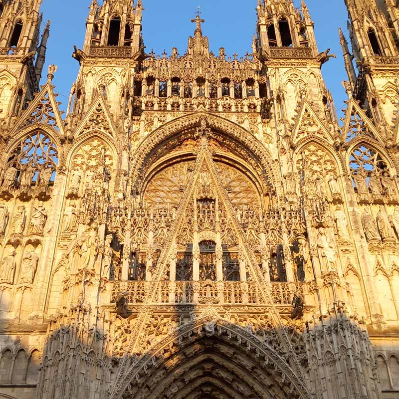 Rouen (Francie): čelní pohled na katedrálu Notre-Dame (v současné době v rekonstrukci)