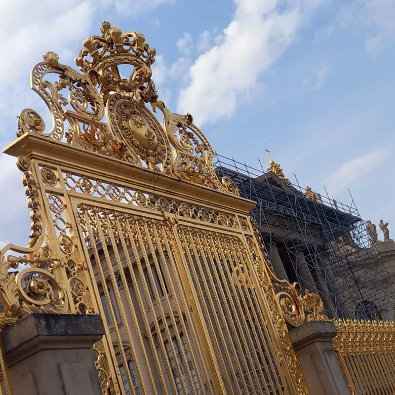 Lešení pro obnovu historického paláce Versailles (Versailles, Francie)