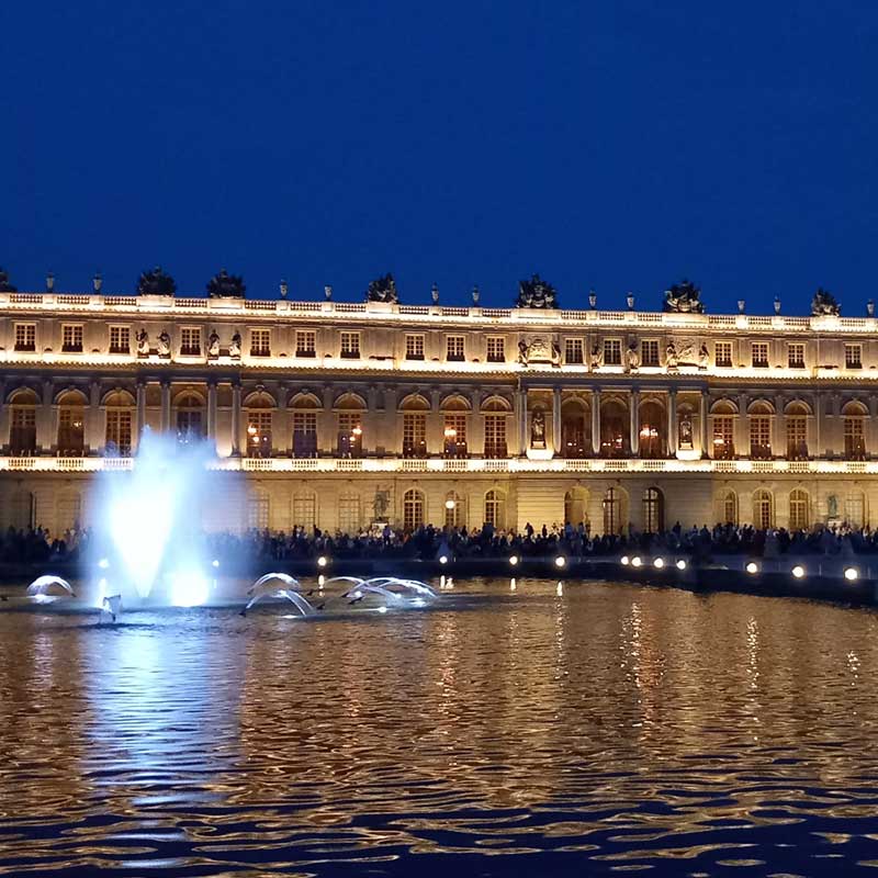 Скеле (вляво) за реставрацията на историческия дворец Версай (Версай, Франция)