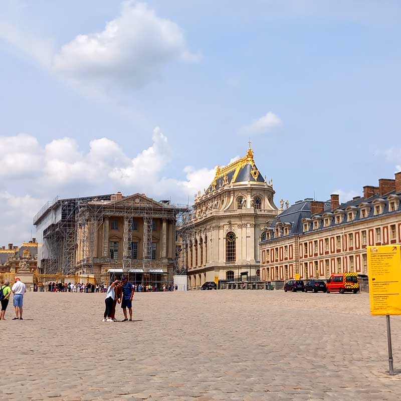 Скеле за реставрацията на историческия дворец Версай (Версай, Франция)