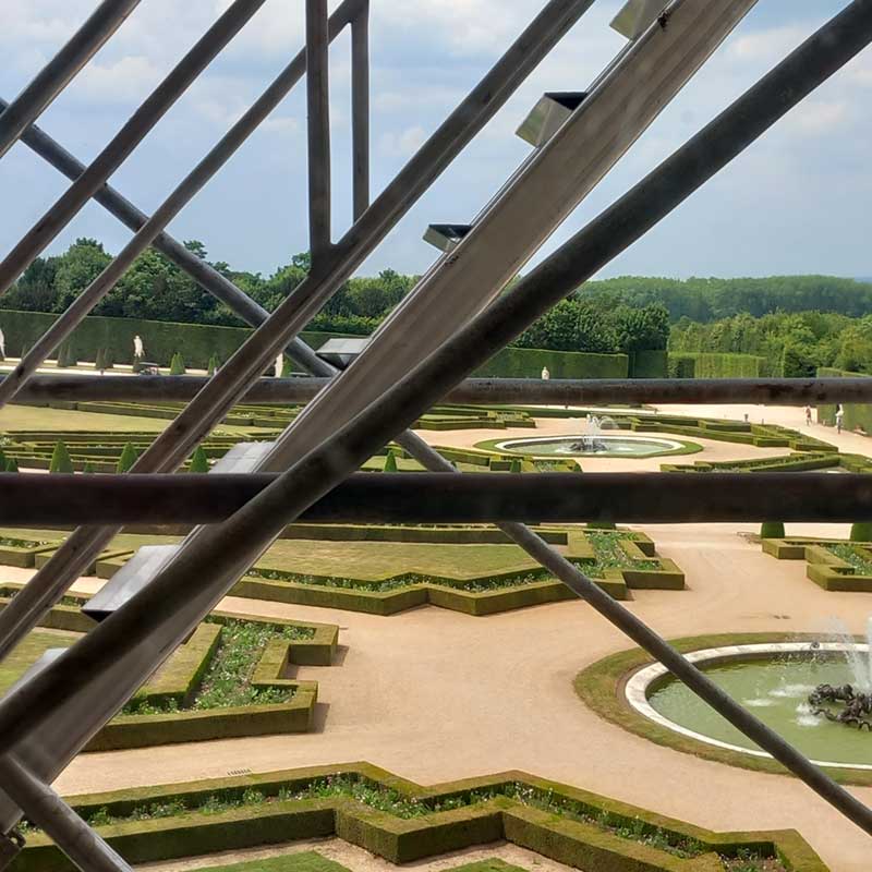 Ponteggi per il restauro della storica reggia di Versailles (Versailles, Francia)