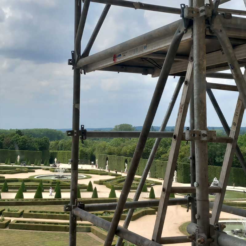 Gerüstbau für die Restaurierung des historischen Schlosses von Versailles (Versailles, Frankreich)